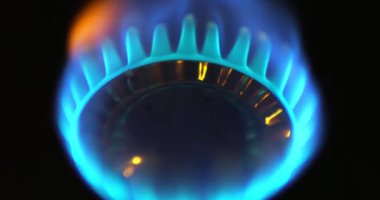 Kamp ocağı bir yangın kibriti tarafından yakılıyor. Doğal gaz kavramı.