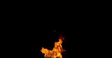 Yavaş çekimde yangın. Alfa kanalıyla siyah arkaplanda izole edilmiş. Kırmızı kamerada görüntülendi..