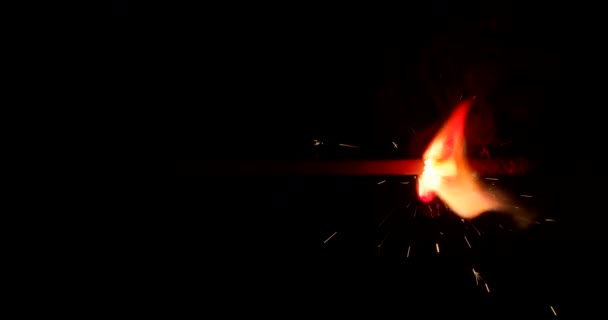 Bruciante sparkler isolato su sfondo nero con canale alfa. Concetto di celebrazione al rallentatore girato sulla fotocamera RED. — Video Stock