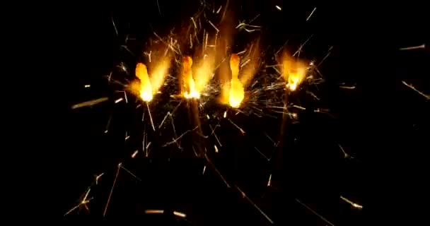 Горящий бенгальский огонь выделен на черном фоне альфа-каналом. Концепция празднования замедленной съемки на камеру RED. — стоковое видео