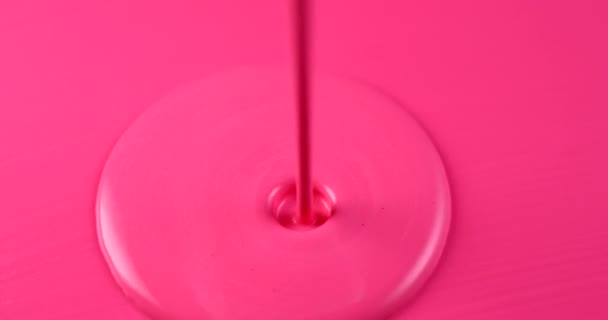 Ροζ χρώμα ρίχνει σε ροζ επιφάνεια σε αργή κίνηση. Κινηματογραφημένο με κόκκινη κάμερα. — Αρχείο Βίντεο