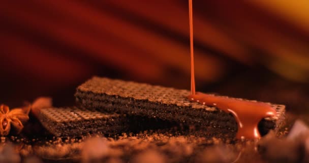 Roztavená čokoládová omáčka nalitá zblízka na hnědé vafle. Natočeno ve zpomaleném filmu s RED kamerou. — Stock video