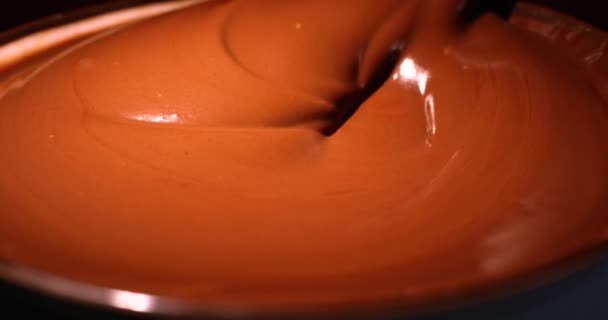 Mezclar chocolate con leche derretida en un bol de cerca. Disparo en cámara lenta con cámara RED. — Vídeos de Stock