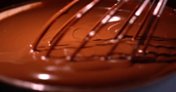 Mescolare cioccolato al latte fuso con una corolla. Preparazione salsa al cioccolato per dessert, fonduta. — Video Stock