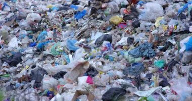 Şehir çöplüğü manzarası. Çöp kutusu kapanıyor. RED kamerasıyla yavaş çekimde..