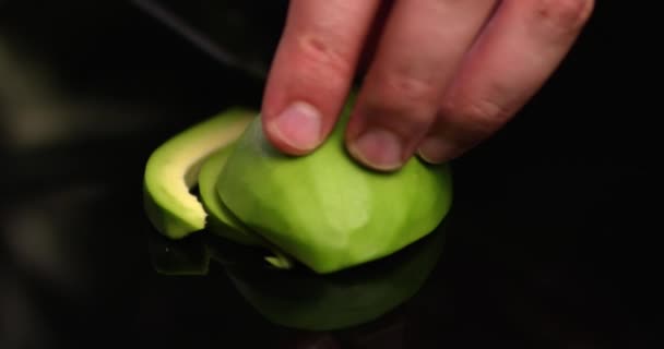 Küchenchef Hände schneiden geschälte Avocado in Scheiben. Die Zubereitung gesunder veganer Nahrung. Aufgenommen in Zeitlupe mit ROTER Kamera. — Stockvideo