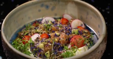 Sebzeli somon tartar ve restoranda servis edilen mikro yeşil kişniş. Çiğ balık yemi ile dönen tabak..