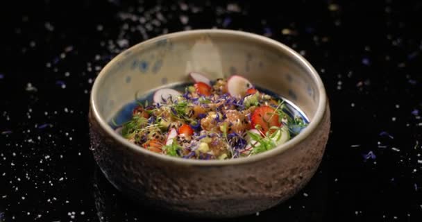 Lax tartar med grönsaker och mikrogrön koriander serveras i restaurang. Roterande platta med rå fisk mat. — Stockvideo