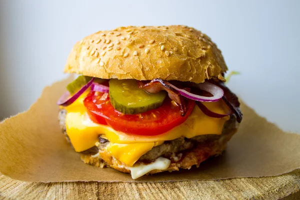 Çift peynirli hamburger etli
