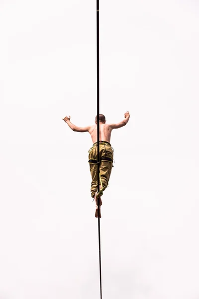 Bir çocuğun bir Slackline