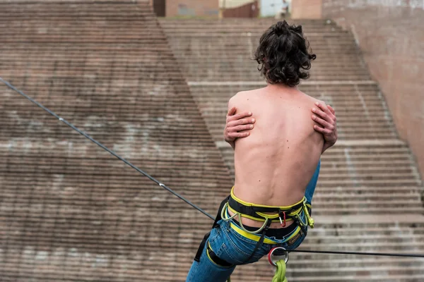 Um menino sentado em um Slackline — Fotografia de Stock