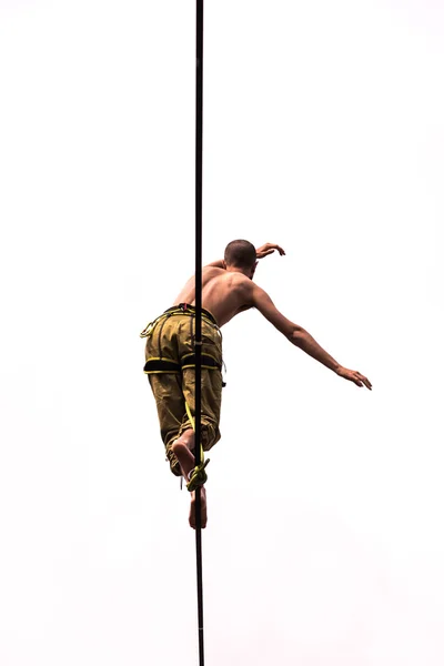 Bir çocuğun bir Slackline
