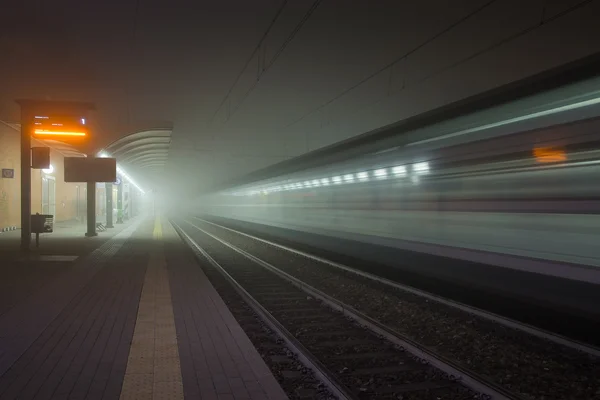 Sisin içindeki tren istasyonu.
