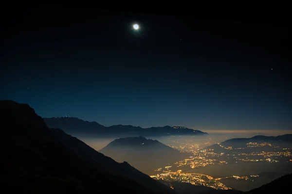 Gece manzara dağlar moon ile