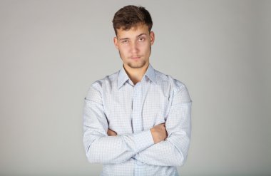 Genç iş adamı astlarının spitefully ve exactingly görünüyor.