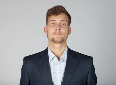 Takım elbiseli genç iş adamı standları güvenle ve cesaretle portre