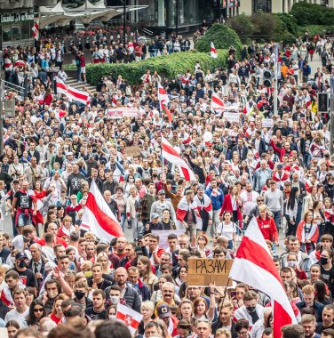 Özgür Beyaz Rusların Minsk 'teki pazar protesto yürüyüşü. Sahte seçimlere, Lukashenka rejimine ve halka karşı polis şiddetine karşı yürütüldü. Tarih: 09 / 06 / 2020