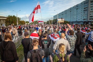 Özgür Beyaz Rusların Minsk 'teki pazar protesto yürüyüşü. Sahte seçimlere, Lukashenka rejimine ve halka karşı polis şiddetine karşı yürütüldü. Tarih: 09 / 13 / 2020
