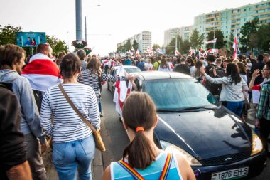 Özgür Beyaz Rusların Minsk 'teki pazar protesto yürüyüşü. Sahte seçimlere, Lukashenka rejimine ve halka karşı polis şiddetine karşı yürütüldü. Tarih: 09 / 13 / 2020