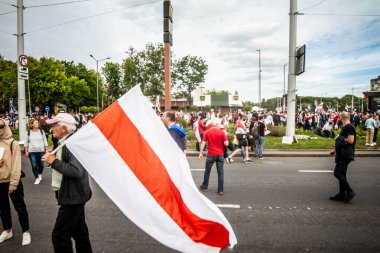 Özgür Beyaz Rusların Minsk 'teki pazar protesto yürüyüşü. Sahte seçimlere, Lukashenka rejimine ve halka karşı polis şiddetine karşı yürütüldü. Tarih: 09 / 13 / 2020