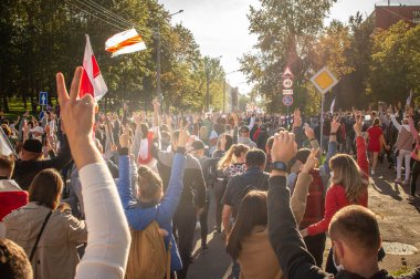 Özgür Beyaz Rusların Minsk 'teki pazar protesto yürüyüşü. Sahte seçimlere, Lukashenka rejimine ve halka karşı polis şiddetine karşı yürütüldü. Tarih: 09 / 20 / 2020