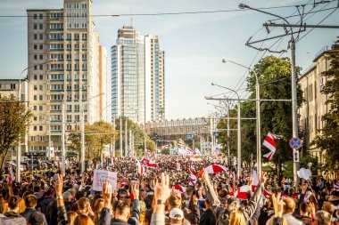 Özgür Beyaz Rusların Minsk 'teki pazar protesto yürüyüşü. Sahte seçimlere, Lukashenka rejimine ve halka karşı polis şiddetine karşı yürütüldü. Tarih: 09 / 20 / 2020