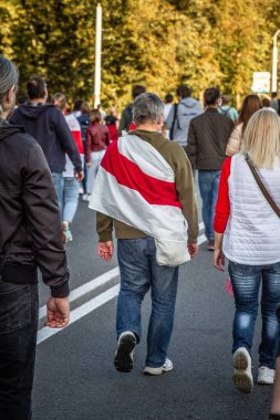 Özgür Beyaz Rusların Minsk 'teki pazar protesto yürüyüşü. Sahte seçimlere, Lukashenka rejimine ve halka karşı polis şiddetine karşı yürütüldü. Tarih: 09 / 20 / 2020