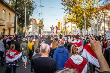 Özgür Beyaz Rusların Minsk 'teki pazar protesto yürüyüşü. Sahte seçimlere, Lukashenka rejimine ve halka karşı polis şiddetine karşı yürütüldü. Tarih: 09 / 20 / 2020
