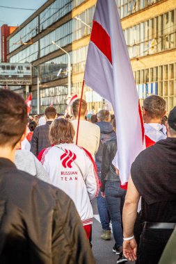 Özgür Beyaz Rusların Minsk 'teki pazar protesto yürüyüşü. Sahte seçimlere, Lukashenka rejimine ve halka karşı polis şiddetine karşı yürütüldü. Tarih: 09 / 20 / 2020