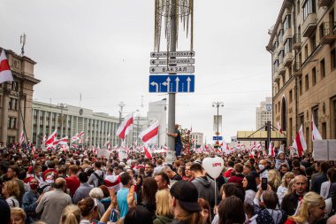 Özgür Beyaz Rusların Minsk 'teki pazar protesto yürüyüşü. Sahte seçimlere, Lukashenka rejimine ve halka karşı polis şiddetine karşı yürütüldü. Tarih: 08 / 23 / 2020