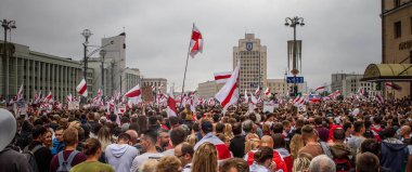 Özgür Beyaz Rusların Minsk 'teki pazar protesto yürüyüşü. Sahte seçimlere, Lukashenka rejimine ve halka karşı polis şiddetine karşı yürütüldü. Tarih: 08 / 23 / 2020