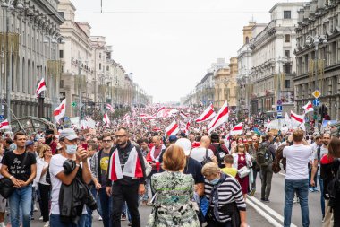 Özgür Beyaz Rusların Minsk 'teki pazar protesto yürüyüşü. Sahte seçimlere, Lukashenka rejimine ve halka karşı polis şiddetine karşı yürütüldü. Tarih: 08 / 23 / 2020