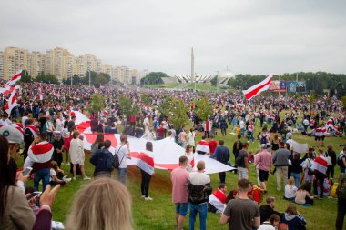 Özgür Beyaz Rusların Minsk 'teki pazar protesto yürüyüşü. Sahte seçimlere, Lukashenka rejimine ve halka karşı polis şiddetine karşı yürütüldü. Tarih: 08 / 23 / 2020