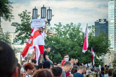 Özgür Beyaz Rusların Minsk 'teki pazar protesto yürüyüşü. Sahte seçimlere, Lukashenka rejimine ve halka karşı polis şiddetine karşı yürütüldü. Tarih: 08 / 30 / 2020
