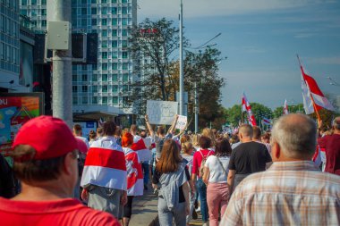 Özgür Beyaz Rusların Minsk 'teki pazar protesto yürüyüşü. Sahte seçimlere, Lukashenka rejimine ve halka karşı polis şiddetine karşı yürütüldü. Tarih: 08 / 30 / 2020