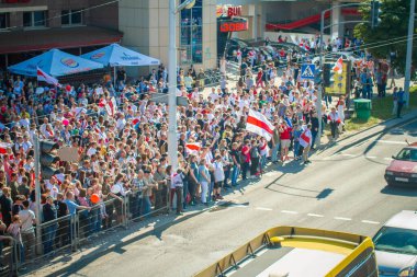 Özgür Beyaz Rusların Minsk 'teki pazar protesto yürüyüşü. Sahte seçimlere, Lukashenka rejimine ve halka karşı polis şiddetine karşı yürütüldü. Tarih: 08 / 30 / 2020