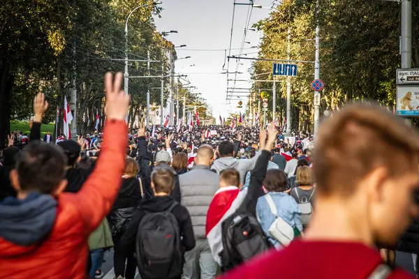 Özgür Beyaz Rusların Minsk 'teki pazar protesto yürüyüşü. Sahte seçimlere, Lukashenka rejimine ve halka karşı polis şiddetine karşı yürütüldü. Tarih: 09 / 20 / 2020