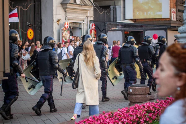 日曜日はミンスクで自由ベラルーシ人の行進に抗議する ルカシェンカ政権に対する不正選挙や 人々に対する警察の暴力に対して行われた 発売日 2020年8月30日 — ストック写真