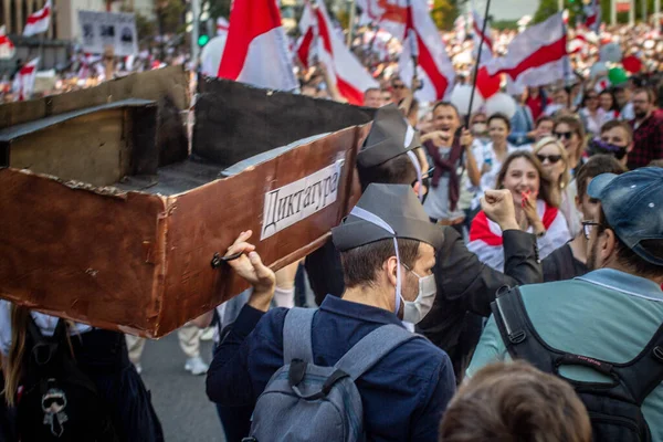 Söndagsprotestmarsch För Fria Vitryssar Minsk Bedrägliga Val Lukasjenkoregimen Och Polisvåld — Stockfoto