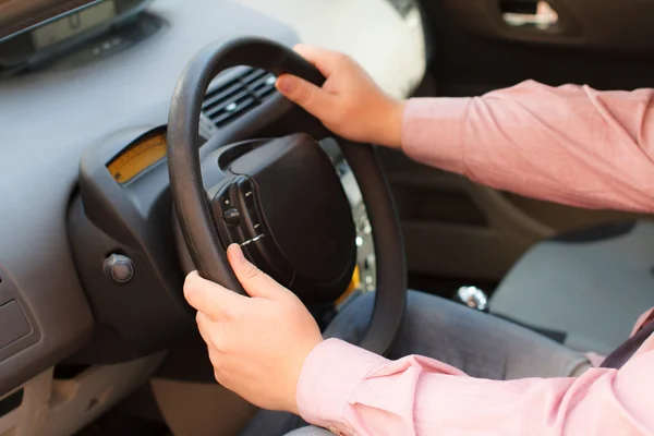 Men's hands on the wheel of a car — Stock Photo, Image