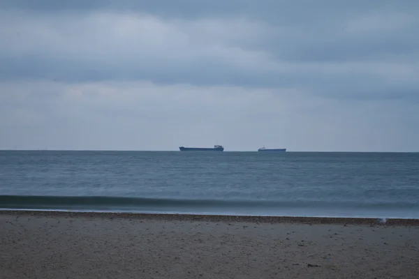 De kust van de Zwarte Zee met de golven — Stockfoto