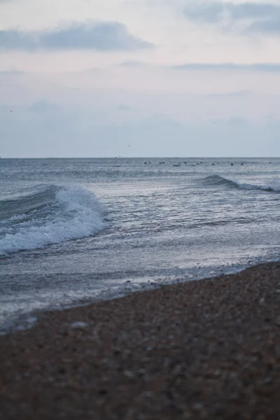 De kust van de Zwarte Zee met de golven — Stockfoto