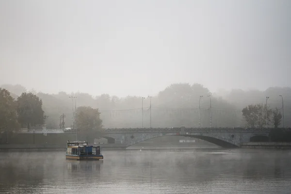 Våren tidigt på morgonen i Gorky Park vid floden Svisloch. Minsk Stockbild