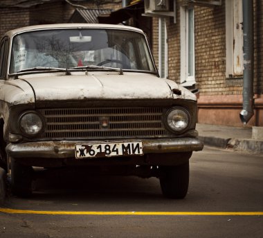 Minsk mahkemelerindeki eski araba.