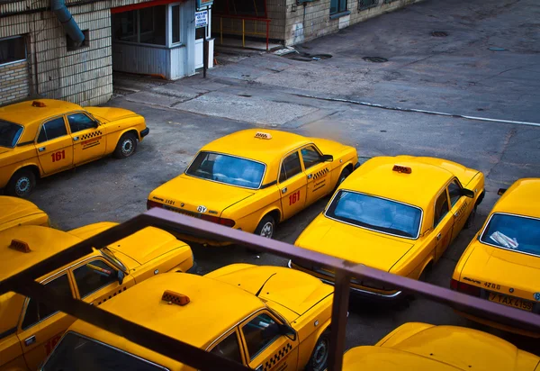 Parkeren taxi. taxi station in Minsk. — Stockfoto