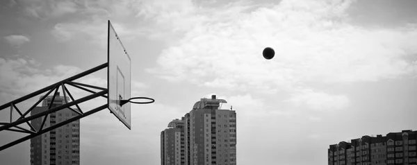 Streetball. sammansättning med en basketbollring och hus Stockbild