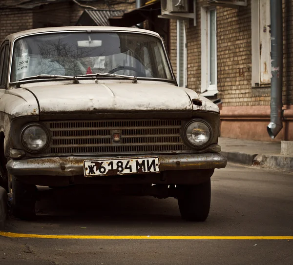 Vecchia auto nei tribunali di Minsk Foto Stock