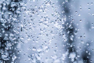 yukarı akan su damlaları