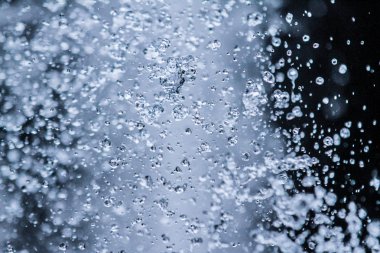 yukarı akan su damlaları