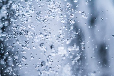 yukarı akan su damlaları